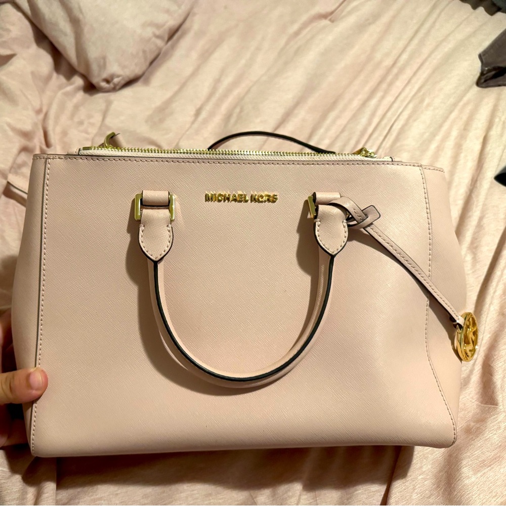 Michael Kors cross body bag hardly ever use still on good condition.
